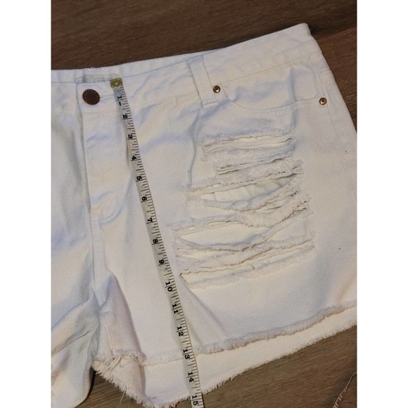 Forever 21 Destroyed White Jean Shorts. Size 18. Cut off style. - Picture 7 of 7